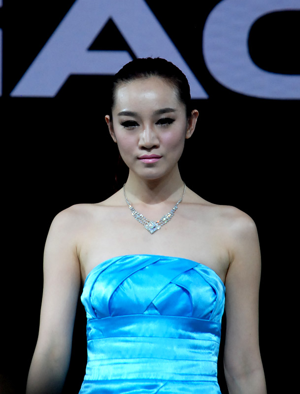 爆乳性感的迷人车模图片