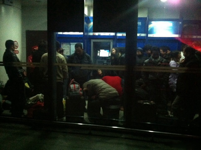 武汉火车站夜间关闭候车室乘客门外挨冻 回应