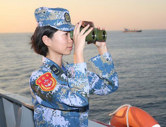 高清:海军长白山舰女兵英姿飒爽