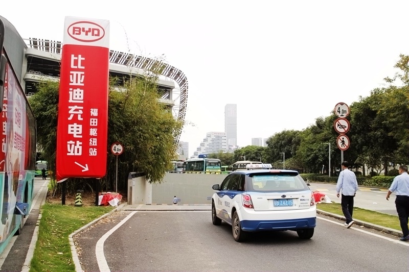 ���ǵϳ��վλ������վ�ĵ���ͣ������Ҫ���Ĵ��綯���⳵���Ӵ˿ڽ��룬��������һ�ࡣ