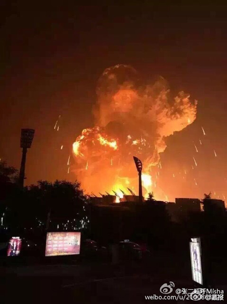 天津滨海新区爆炸 300米外数百辆汽车被烧仅剩