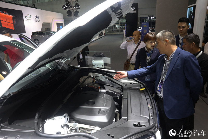  Spectators discuss plug-in hybrid vehicles (photography of E Zhichao)