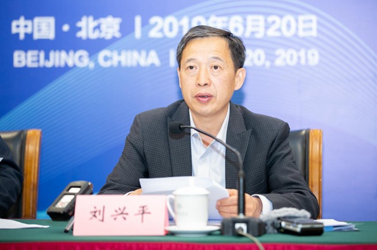 中国科学技术协会学会学术部副部长刘兴平介绍大会整体情况