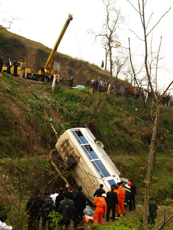 组图:中巴车在贵州印江翻下土坎 7人受伤