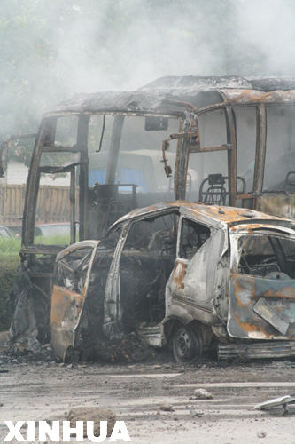 8月9日济南面包车与客车相撞燃烧 两车仅剩残