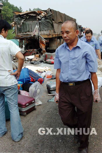 广西北海至南宁高速路发生一起重大交通事故