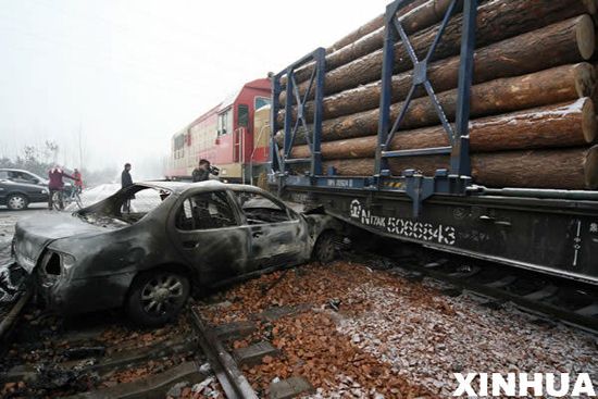 小车撞火车:小汽车在与一货运火车相撞后起火