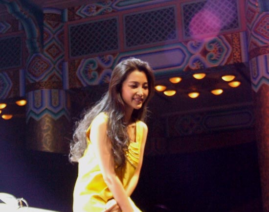 李冰冰代言国产新梅赛德斯-奔驰C级车 (11)