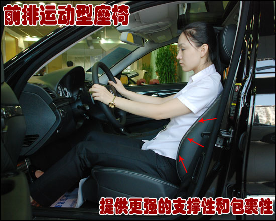 在2008北京奥运会召开之际,北京奔驰正式推出国产奔驰E280个性运动版车型。虽然奔驰E280运动版与奔驰E280时尚型的售价同为63.8万元,但其增加了多达8项的运动套件。日前记者从北京地区奔驰授权经销商了解到,这款车型已经抵达4S店,但厂家产量不多因此购买该车的消费者还是需要提前预订。 据4S店销售人员介绍,奔驰E280个性运动版为限量车型,截止到今年12月底厂家每月仅生产50台。厂家为奔驰E280个性运动版配备了为其量身定做的大包围、大尺寸轮毂,而外形整体上该车与普通版E280没有其他区别。