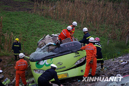 贵州中型客车翻车事故死亡人数增至11人