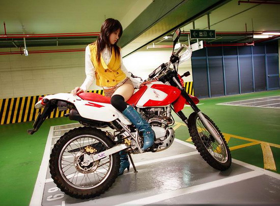 机车<em>美女</em>演绎<em>性感大片</em> (4)--汽车--人民网