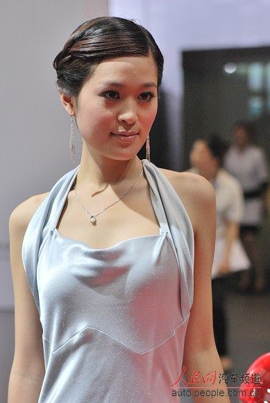 甜美<em>重庆妹子</em> 银色晚装显美好身材 (7)--汽车--人