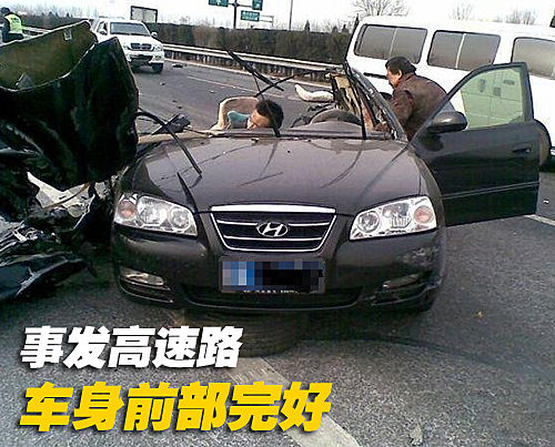 北京现代伊兰特恐怖车祸 车身被撕裂