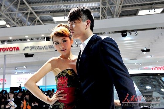 野性大胆<em>魅惑</em> 裸肩<em>美女</em>在男人面前勾引你 (20)