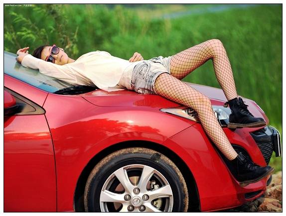 <em>性感丝袜诱惑</em> 长腿车模夜色下的致命美丽 (29)